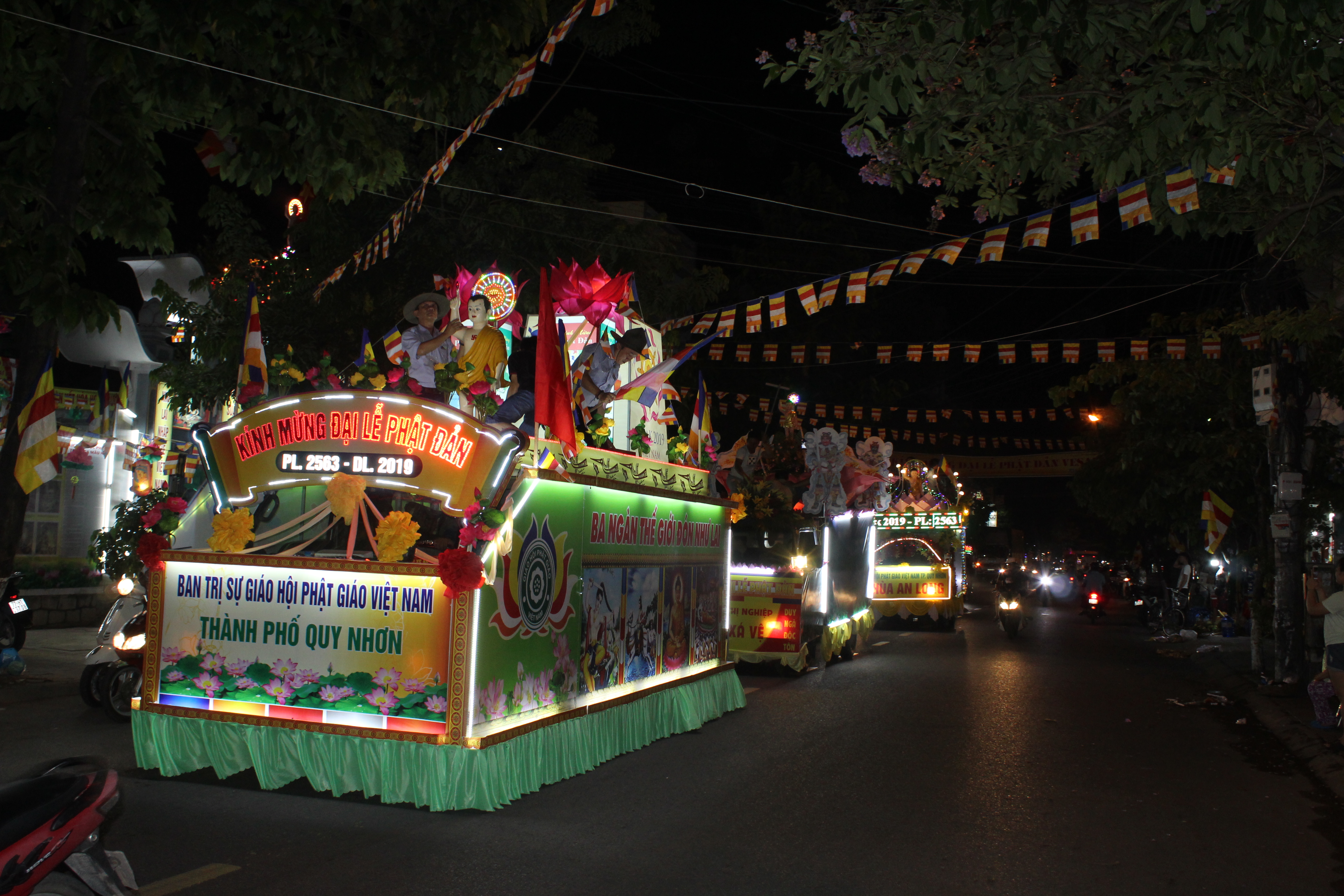 Quy Nhơn: Tưng bừng diễu hành xe hoa mừng Phật đản